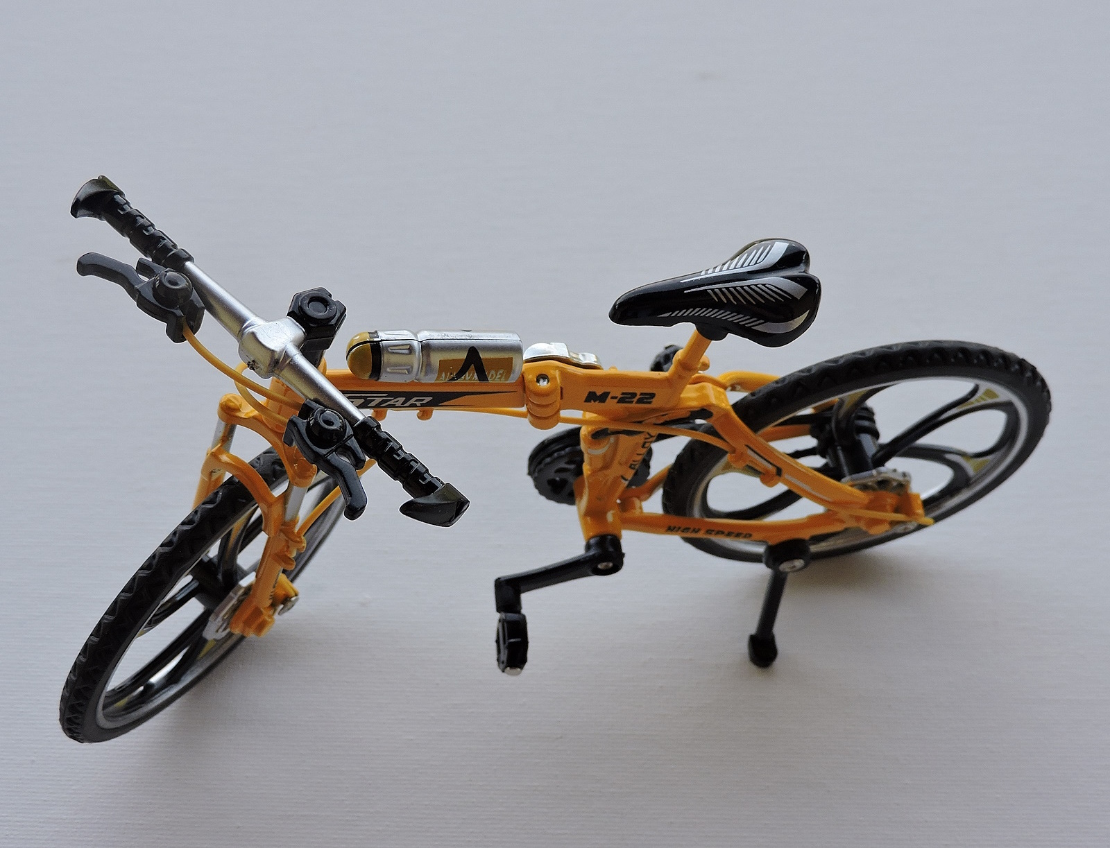 Generisch Modèle de vélo à l'échelle 1:10, modèle de vélo de montagne miniature, ornements de modèle de vélo à doigts, mini vélo à doigts, modèle de vélo à doigts pliable (gris Generisch Modèle de vélo à l'échelle 1:10, modèle de vélo de montagne miniature, ornements de modèle de vélo à doigts, mini vélo à doigts, modèle de vélo à doigts pliable (gris